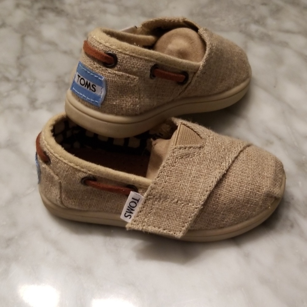 Toms shies for toddler